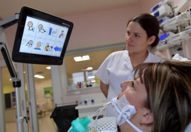 L'hôpital fribourgeois propose une application pour améliorer la communication entre soignant et soigné. Sur une tablette, des pictogrammes aident le malade à communiquer ses besoins ou son ressenti.